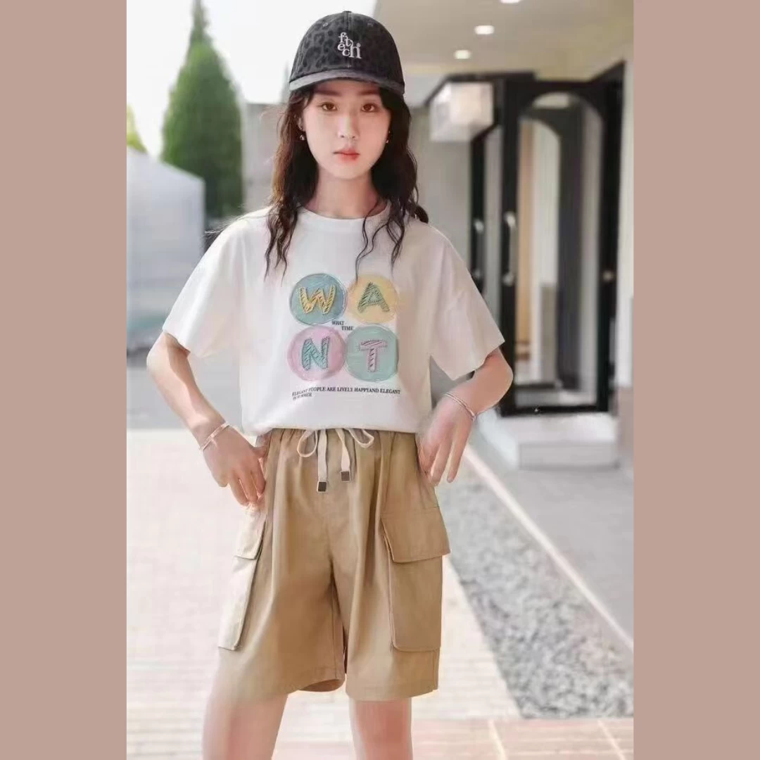 طقم بناتي شورت بحزام وتيشرت بيج