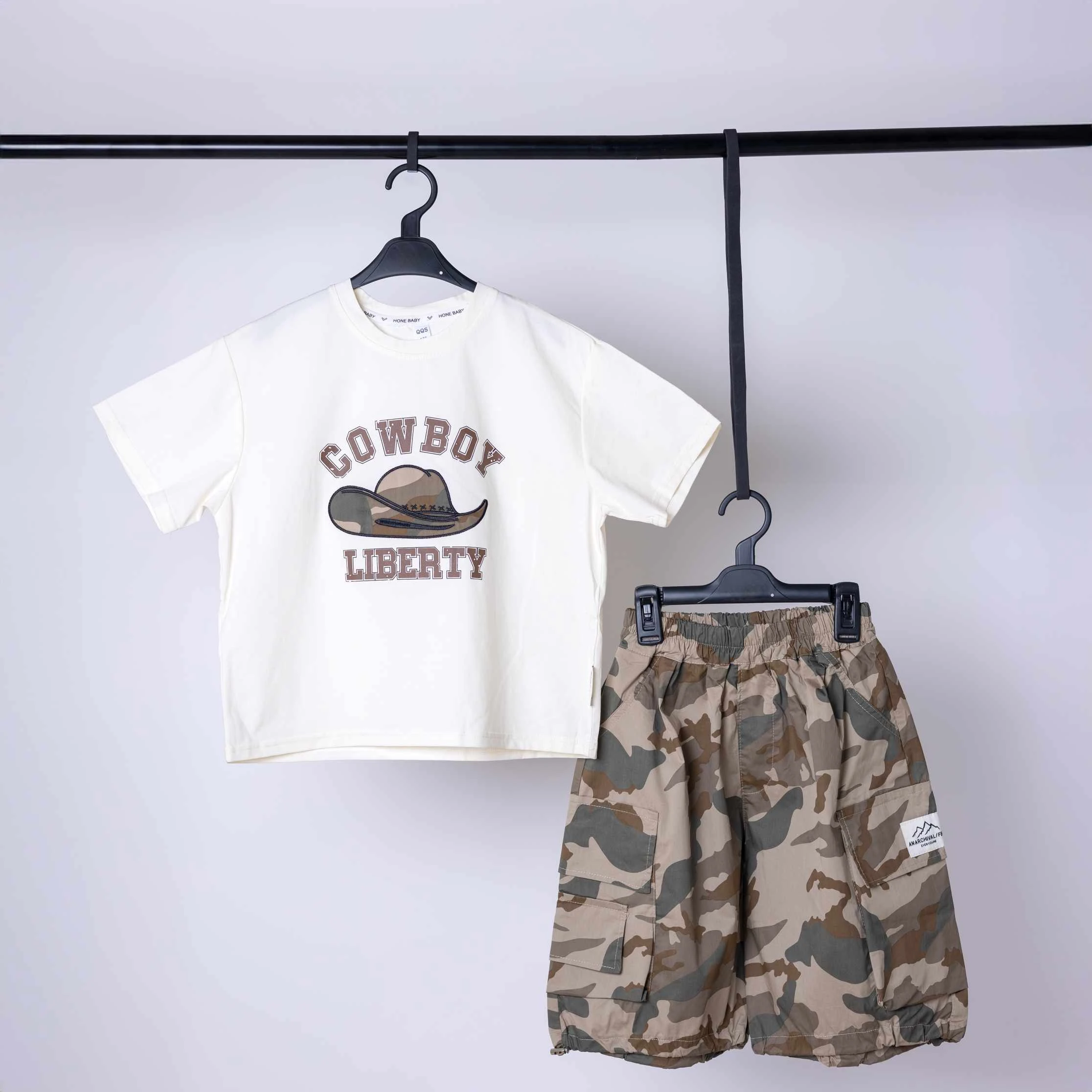 طقم ولادي من قطعتين بتصميم جيشي