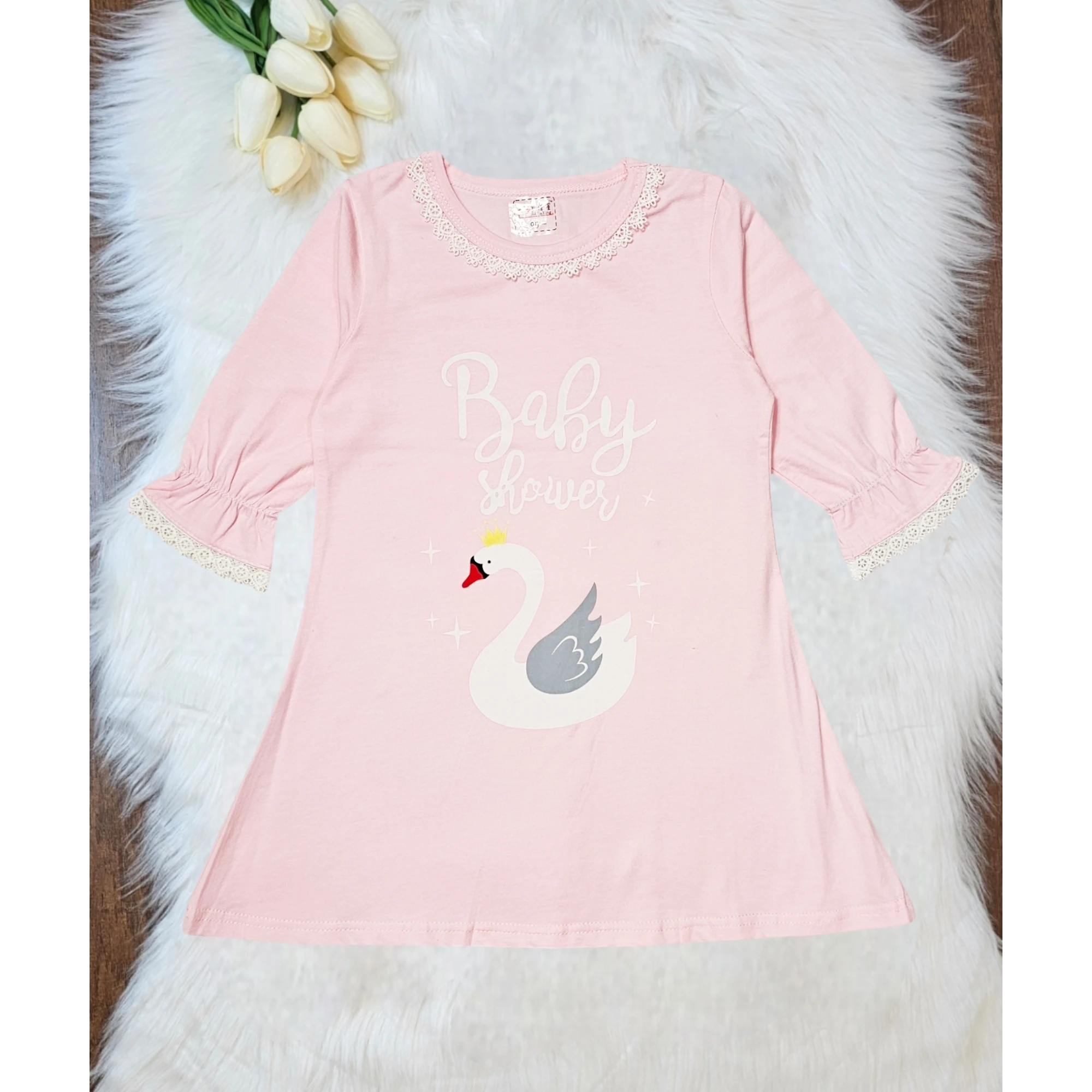 فستان بنات انيق مزين بالدانتيل