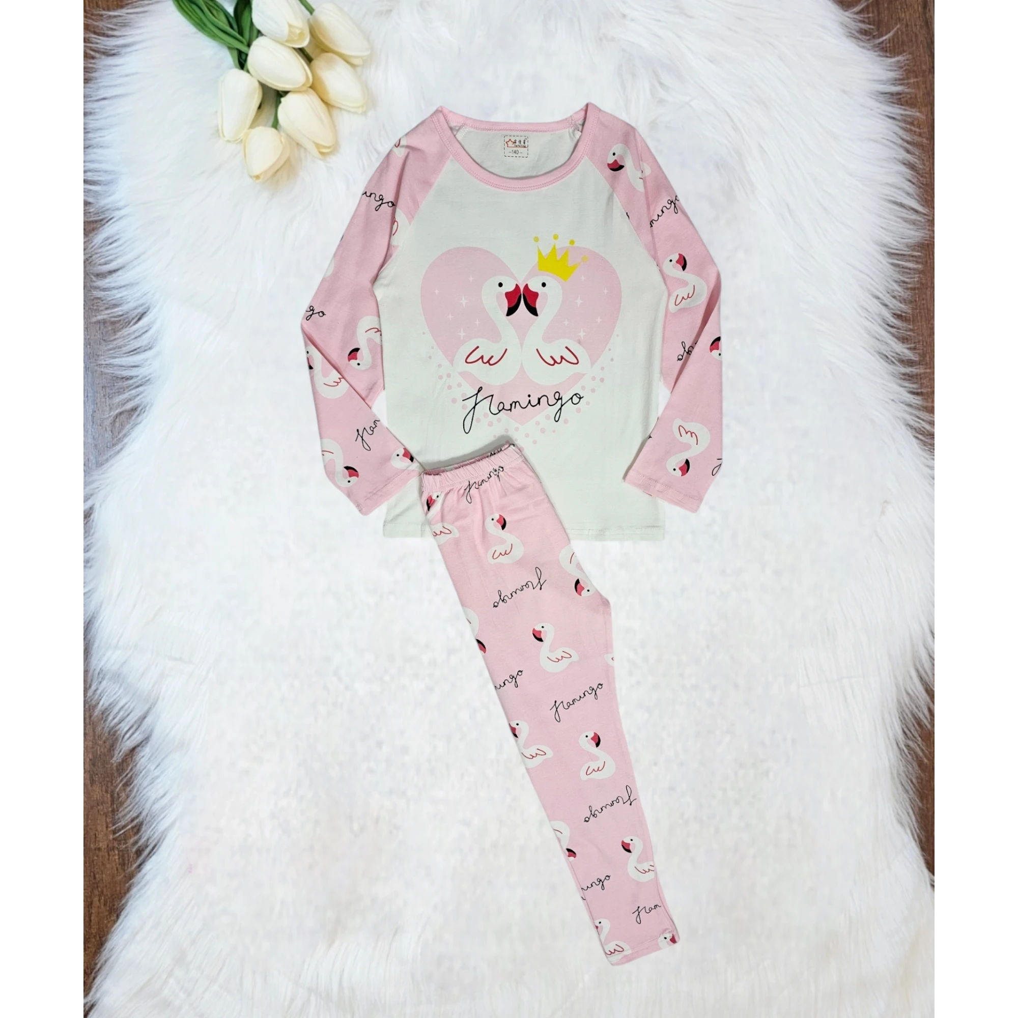 بجامه نوم للبنات الصغار برسمه فلامنقو