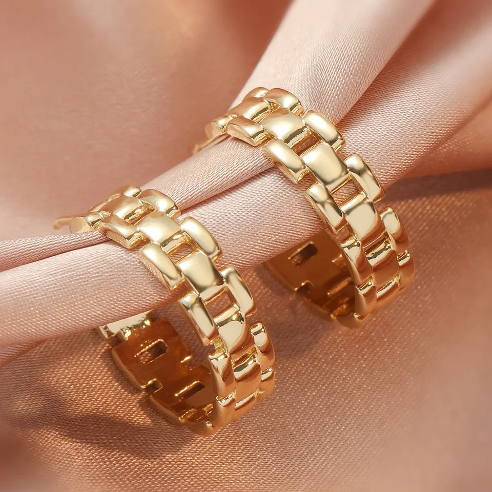 حلق مطلي باللون الذهبي