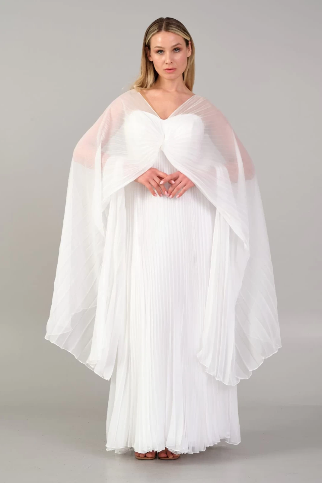 فستان باللون الابيض