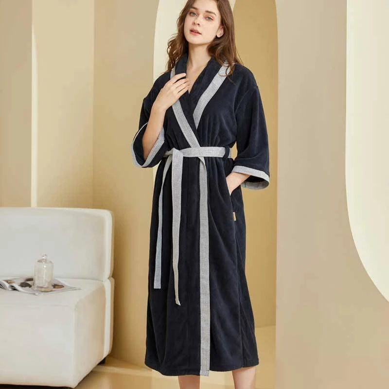 روب ملكي أسود