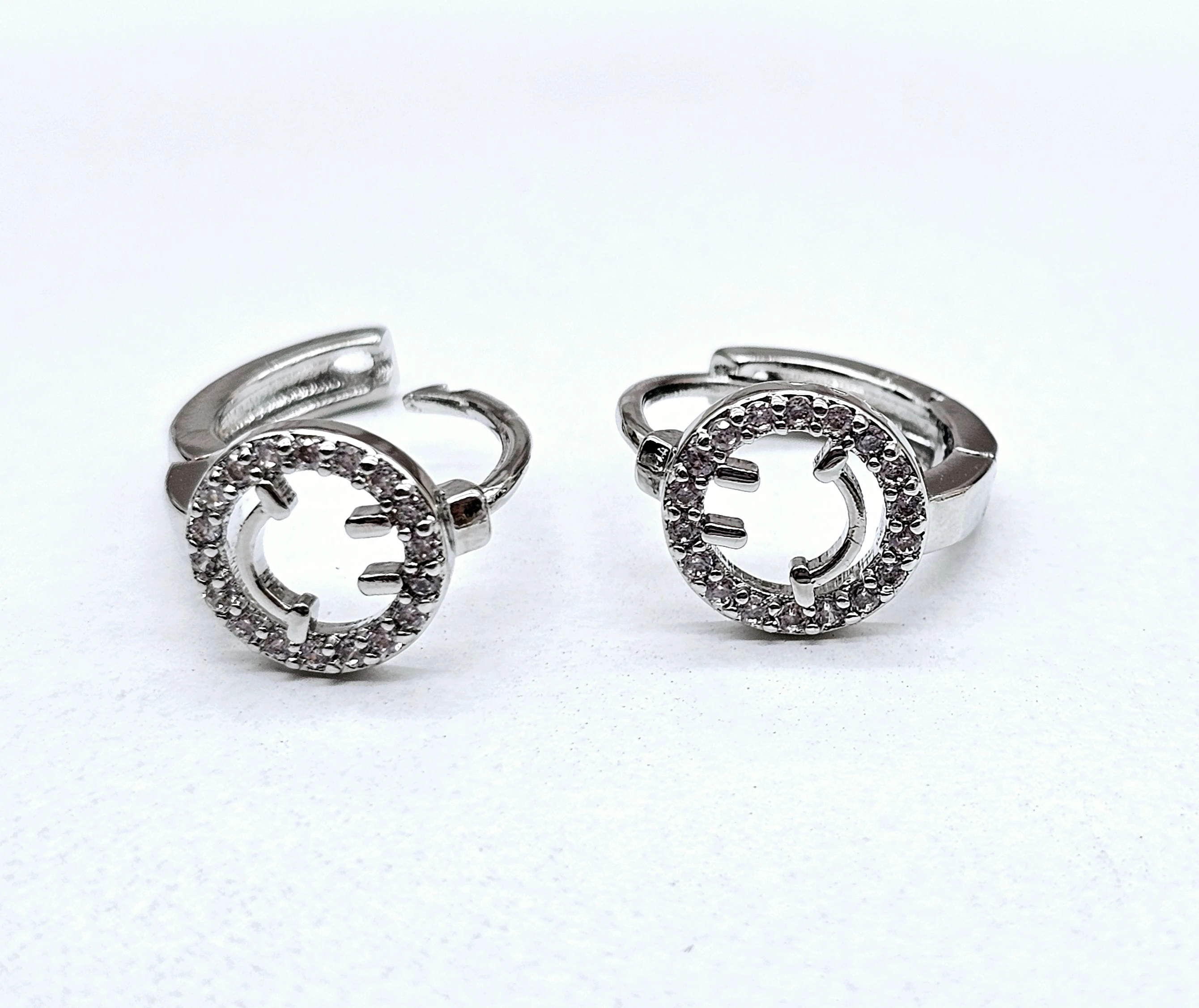 حلق فيس مبتسم