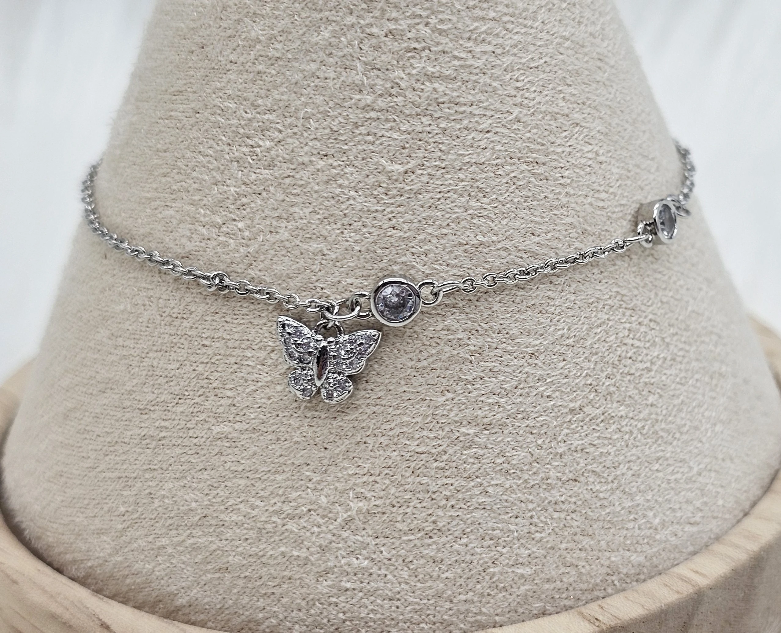 اسواره فضية على شكل فراشة