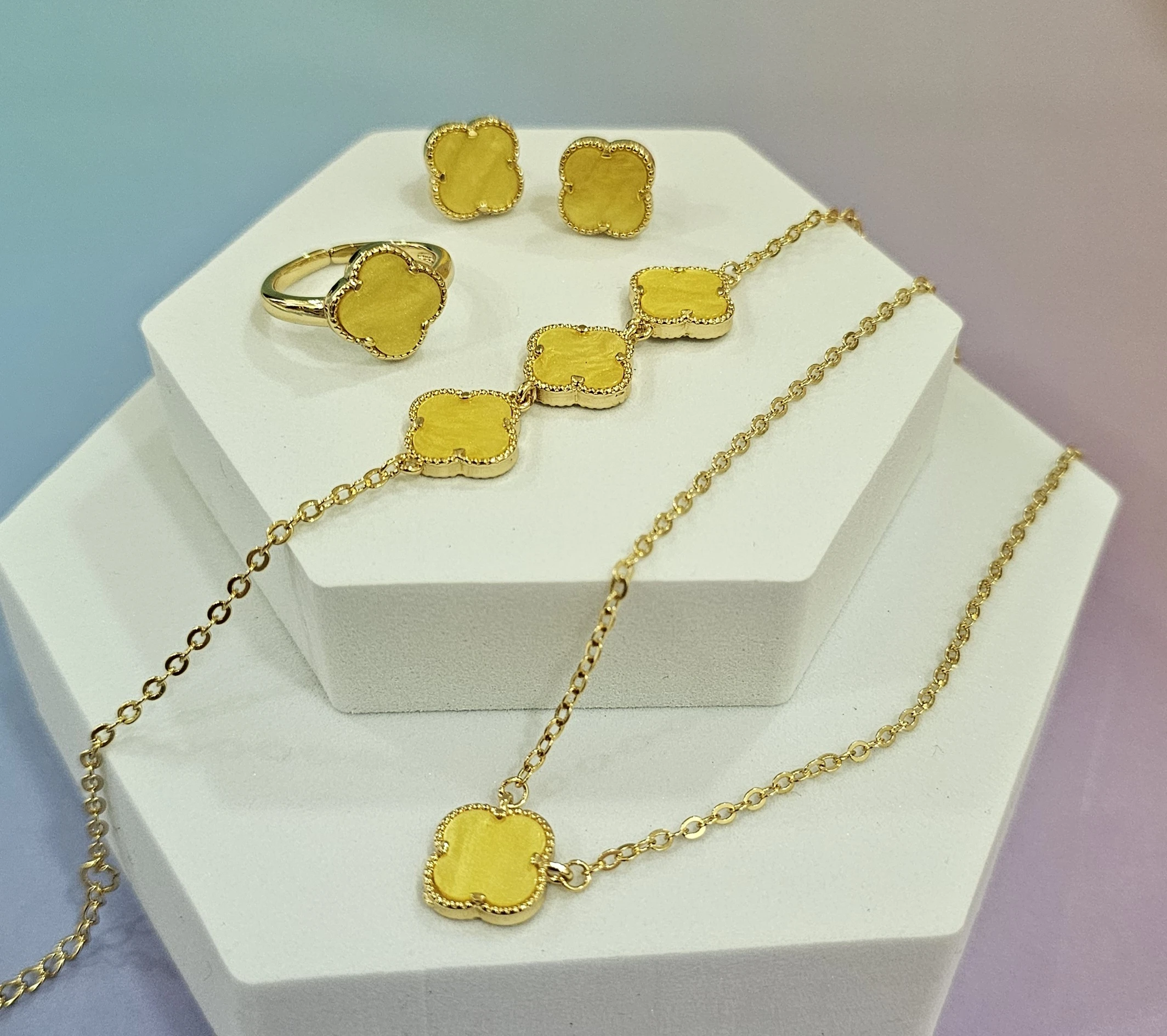 طقم اكسسوار ذهبي بأصفر