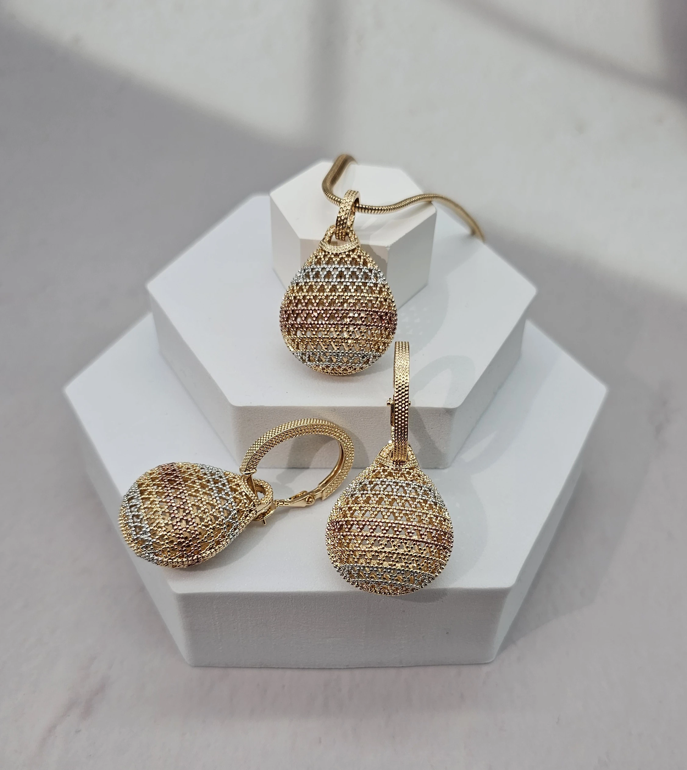 طقم اكسسوار ذهبي