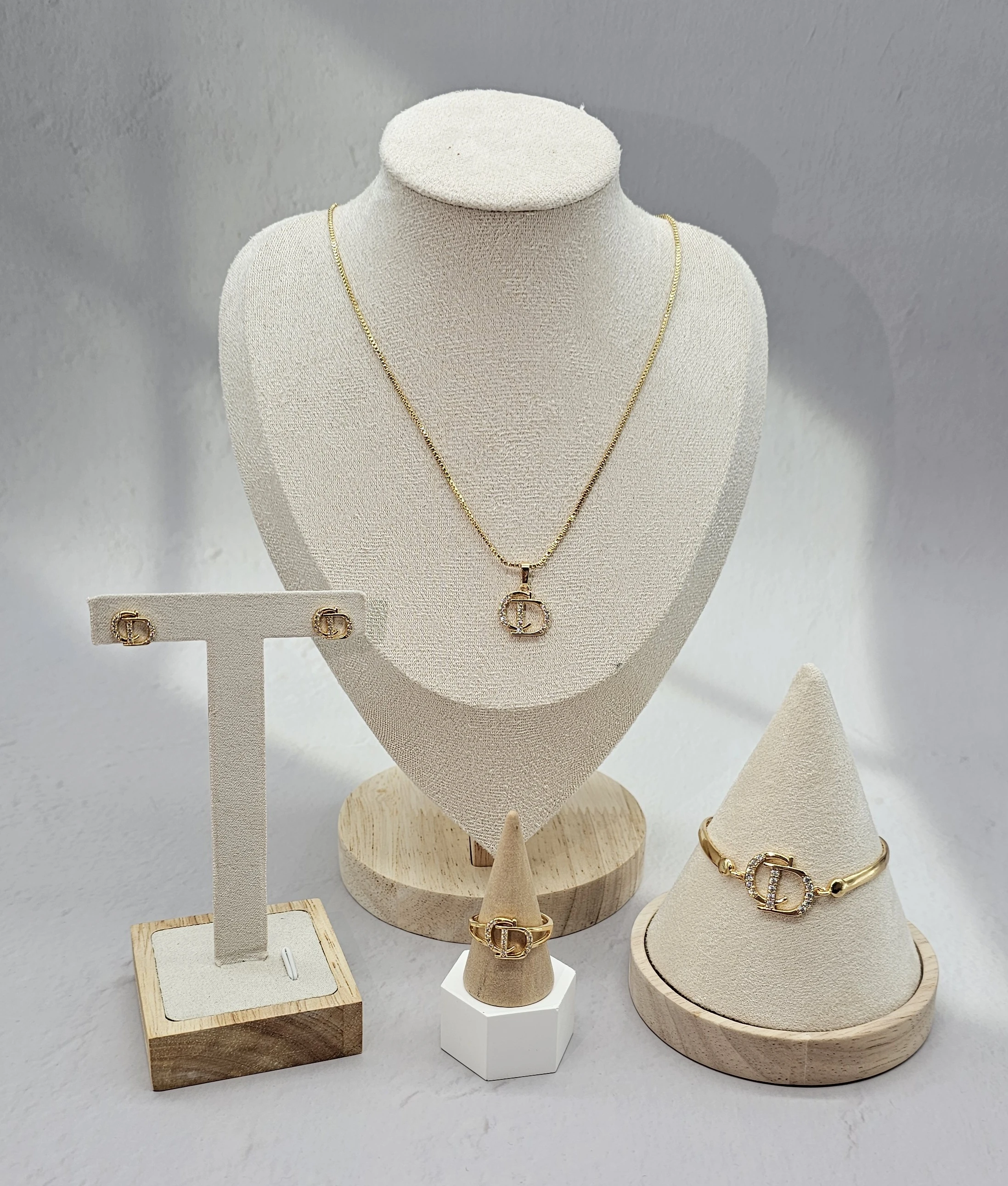 طقم اكسسوارات ذهبية