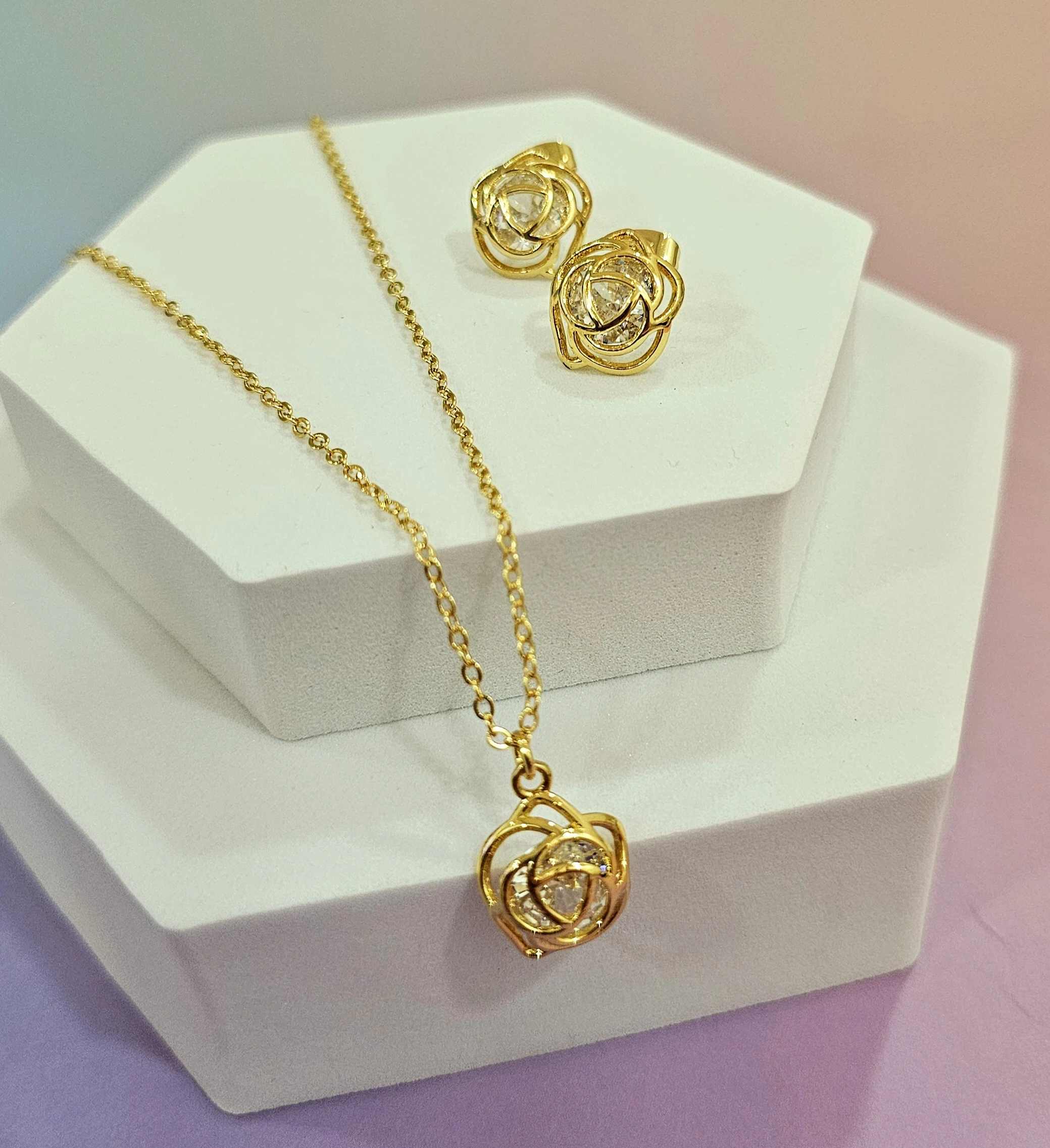 طقم اكسسوارات ذهبي على شكل ورده