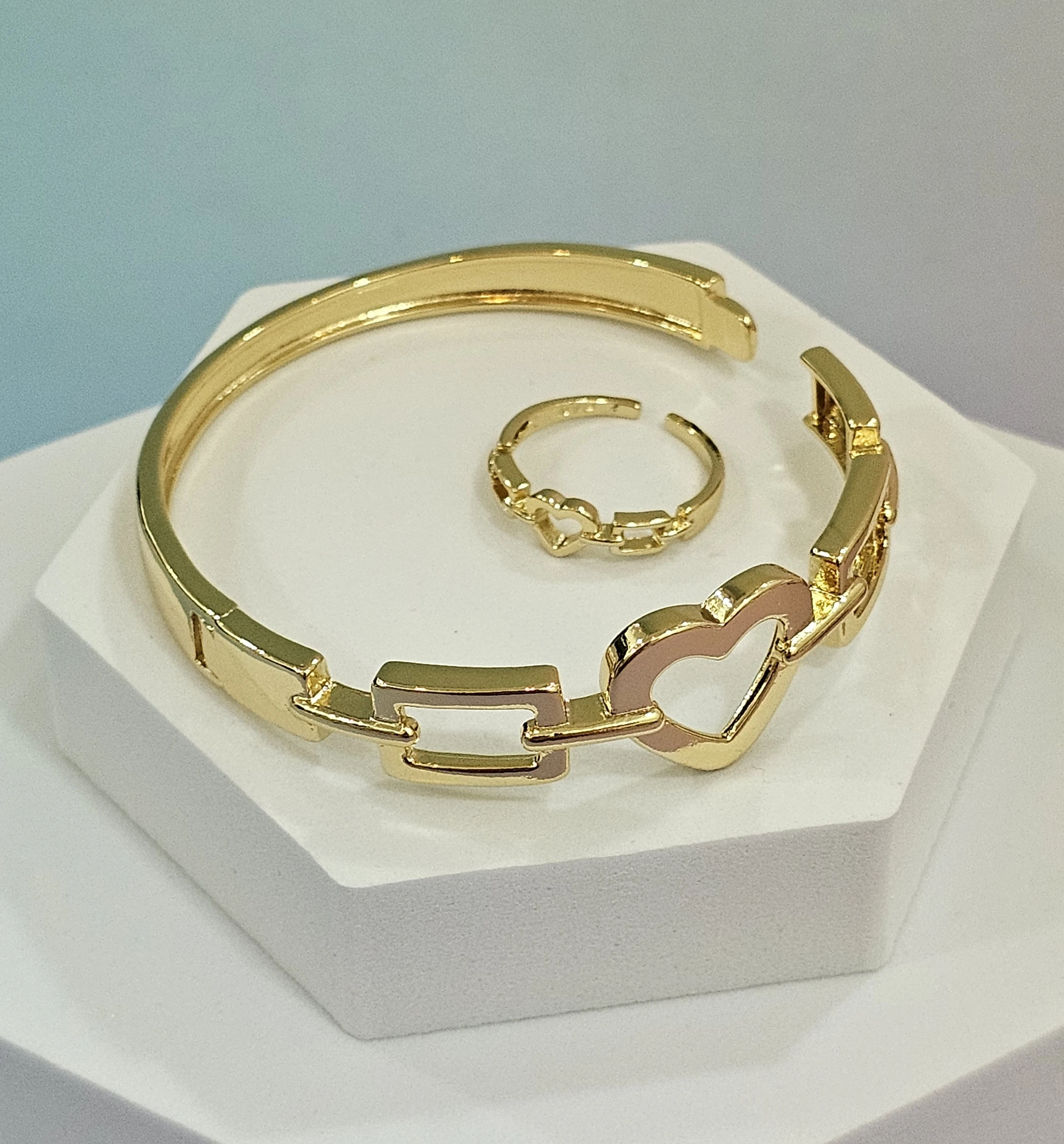 طقم اكسسوار ذهبي خاتم واسواره