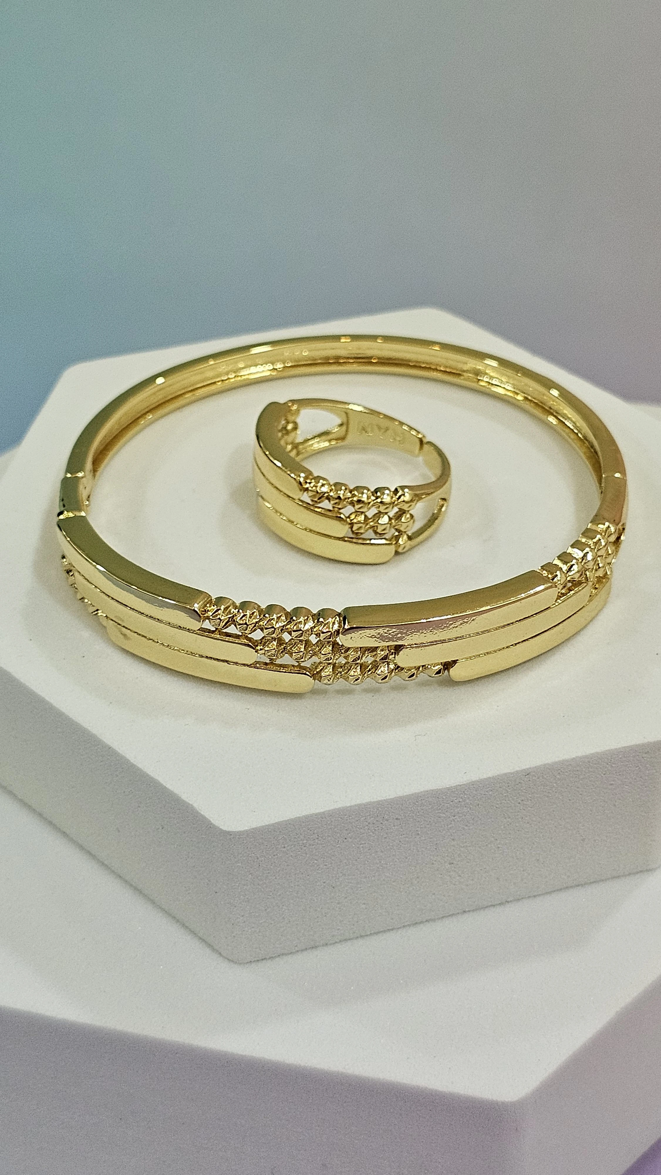 طقم اسوار وخاتم ذهبي