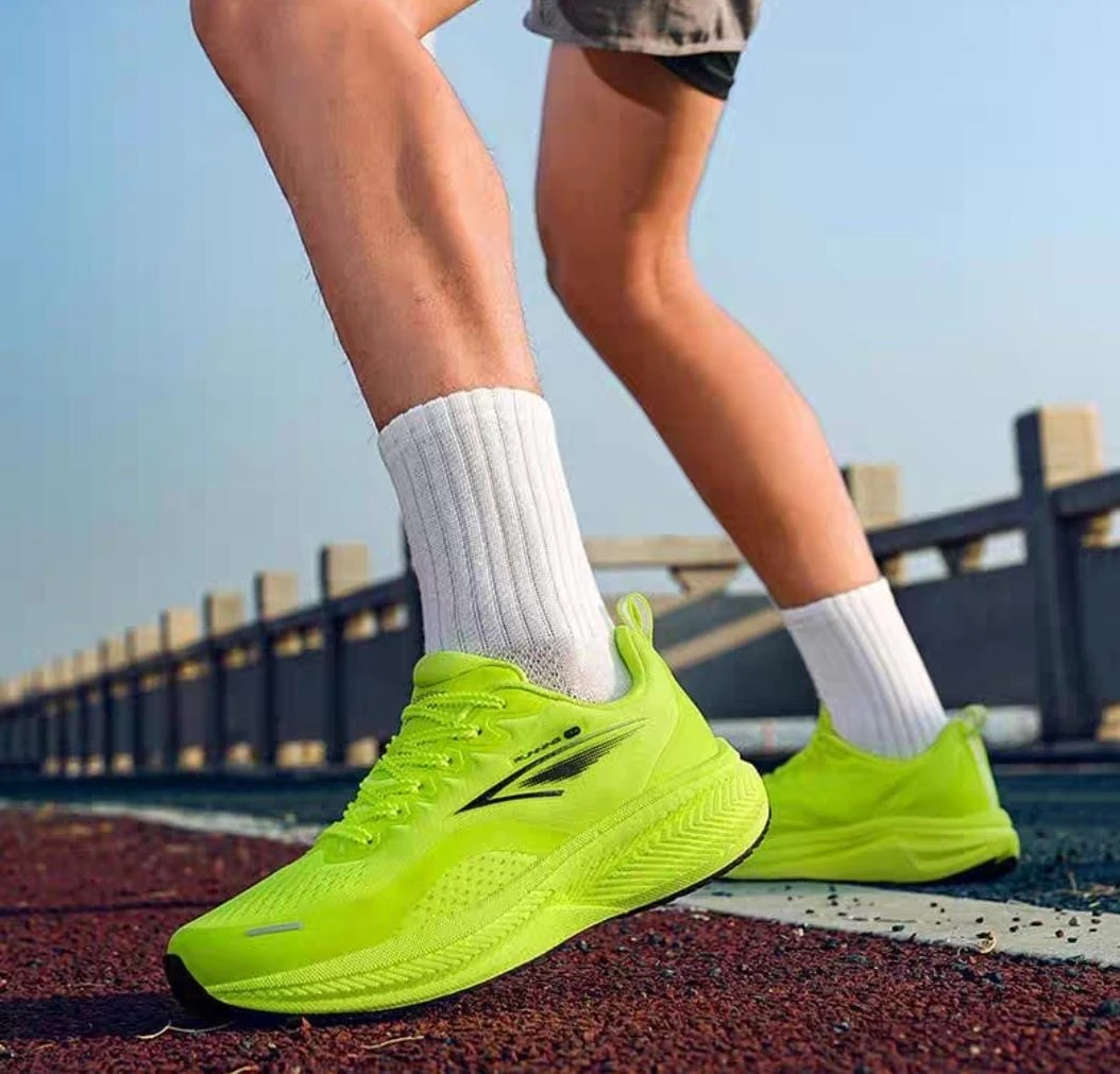 حذاء رياضي للجري بتصميم عصري ومريح