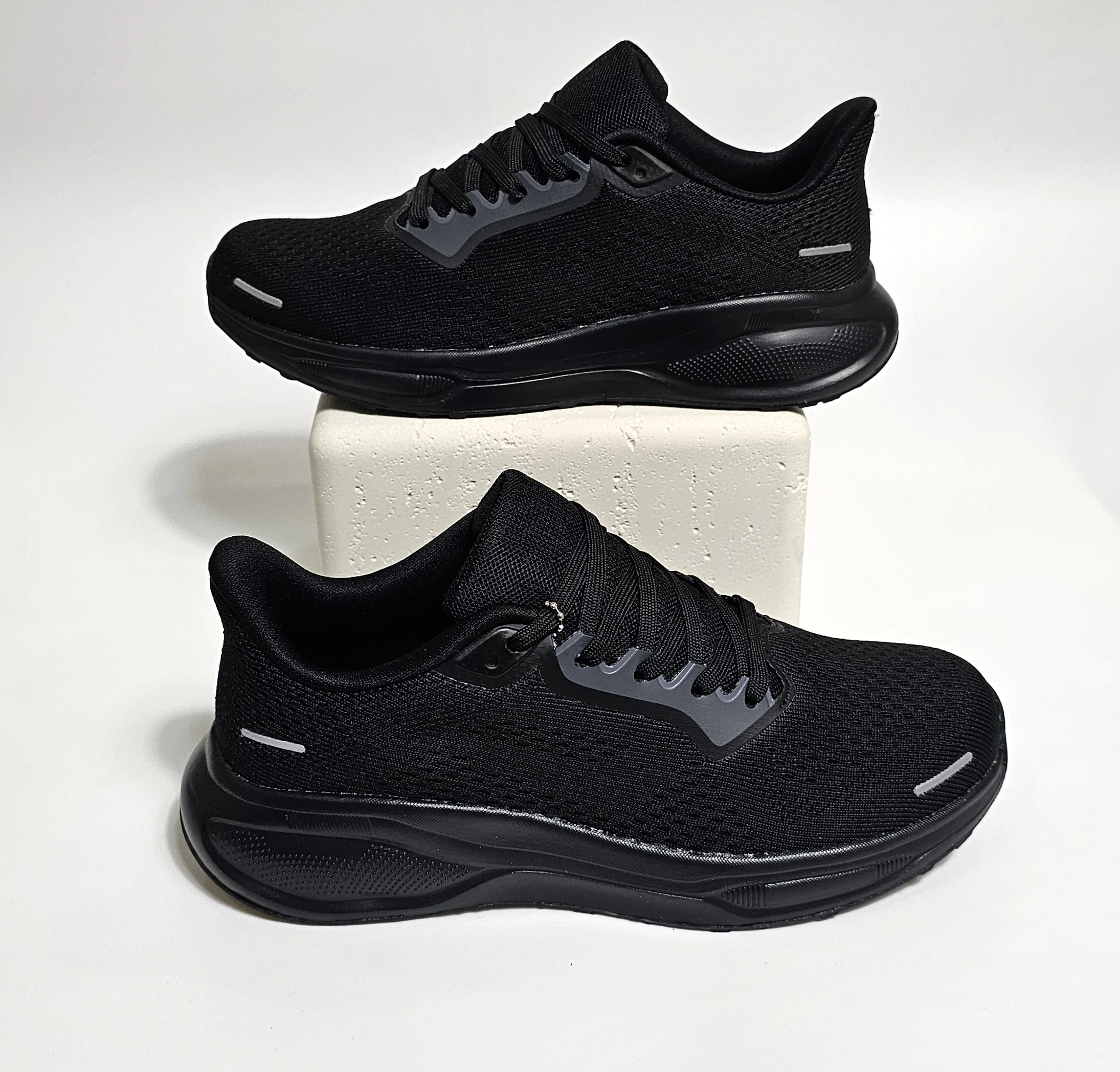 حذاء رياضي أسود أنيق ومريح للاستخدام اليومي.