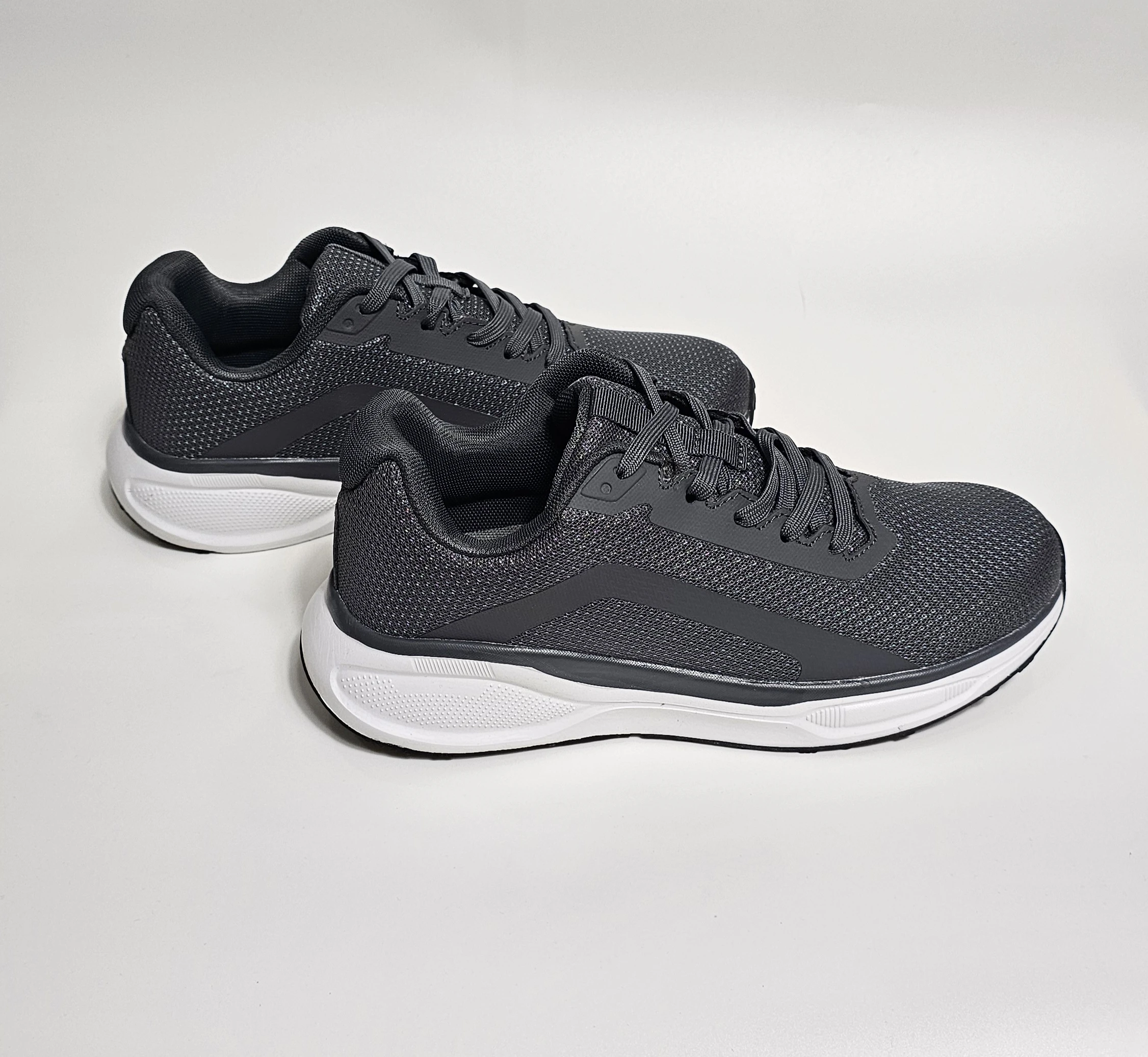 حذاء رياضي رمادي أنيق لراحة وأداء يومي مميز.