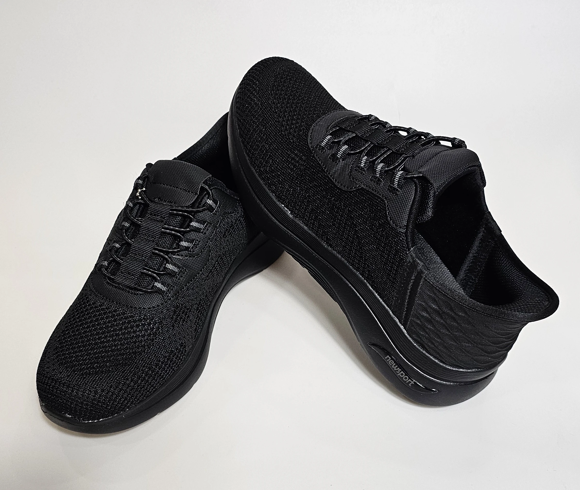 حذاء رياضي أسود بالكامل بتصميم أنيق وعصري.